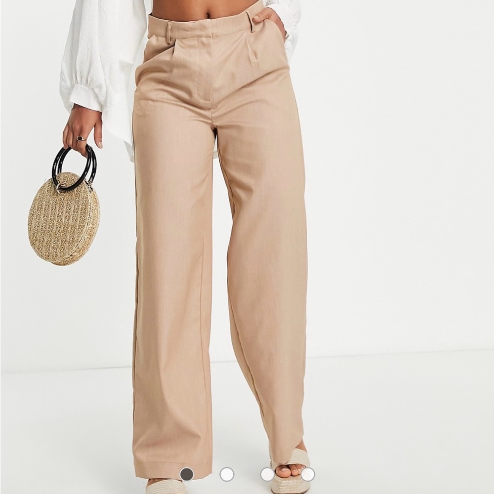 Vero Moda Pleated Mid Waist Wide Dad Pant in Camal Beige. Women’s 32 (31x32)